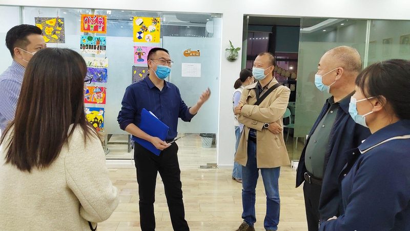 然而，在选择成人教育本科时，求职者需要注意以下几点：