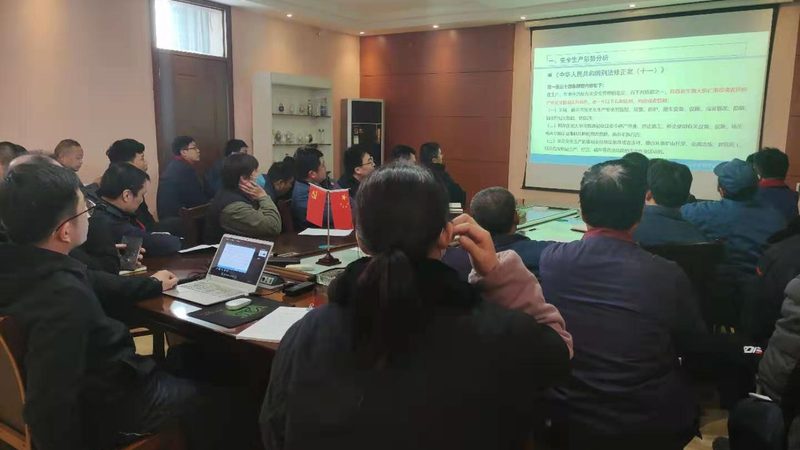 关于教材费是否包含，这取决于各个培训机构的具体规定。以下是一些可能的情况：